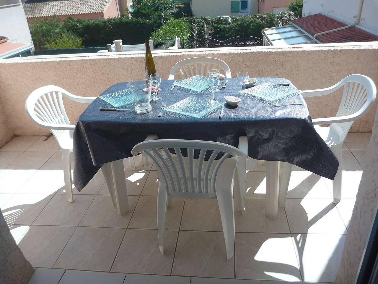 Entire apartment, Bright Apartment with A/C, Terrace, Parking, and Internet Available in Marseillan, Côte d'Améthyste