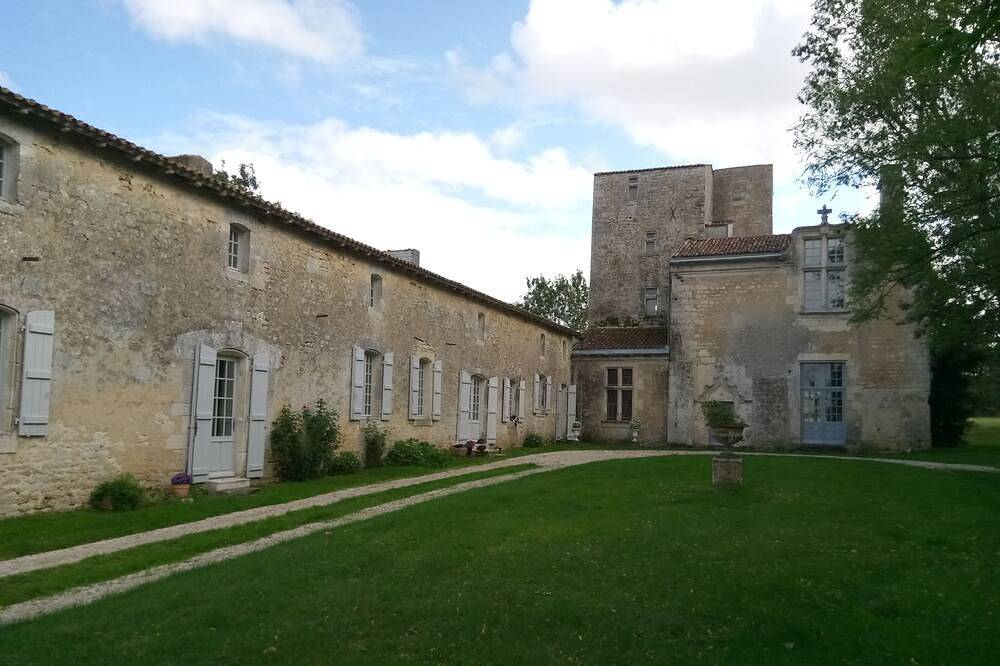 Château de Champdolent du Xiv ° de Marie de Valois , fille de Charles Vii in Champdolent, Région de Saint-Jean-d'Angély