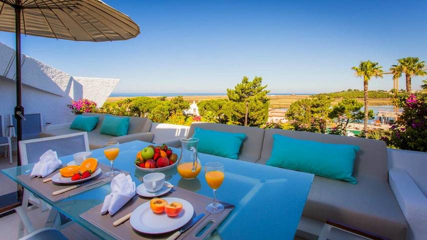 Bungalow para 8 pessoas, com Varanda e Terraço e ainda Jacuzzi and Jardim em Ria Formosa