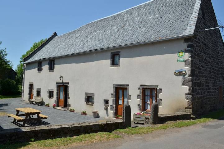 Location de vacances pour 15 personnes, avec jardin à Olby