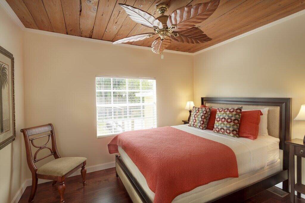 Schönes Ferienhaus mit privatem Pool nur wenige Minuten von der Innenstadt und dem Strand entfernt in West Palm Beach, Palm Beach County