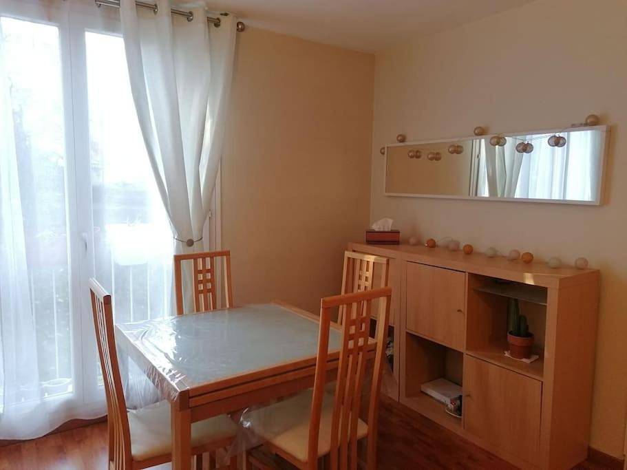 Appartement entier, One-Bedroom Apartment in Yerres, Essonne
