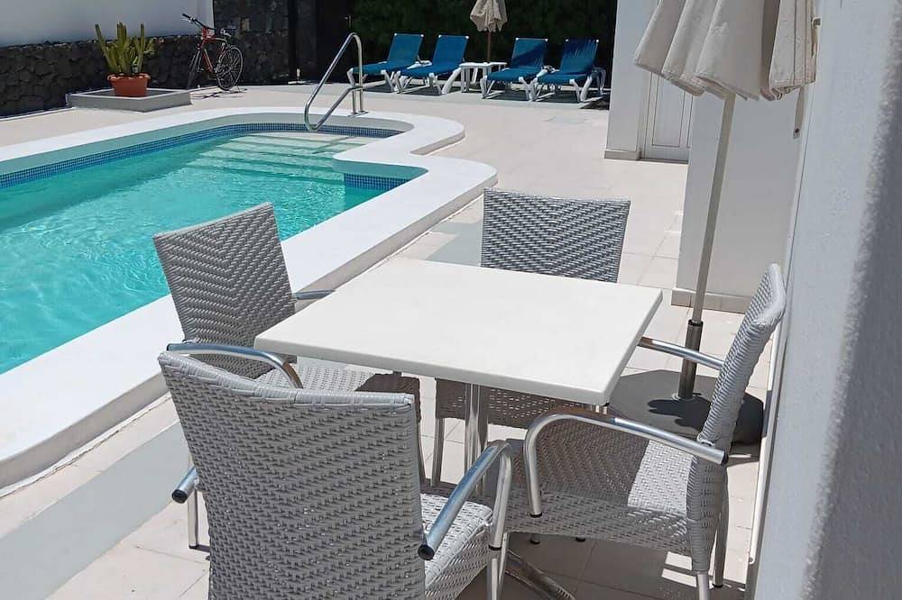 Casa Jaime es una villa de lujo de dos dormitorios y dos baños con una piscina muy privada. in Puerto del Carmen, Tías