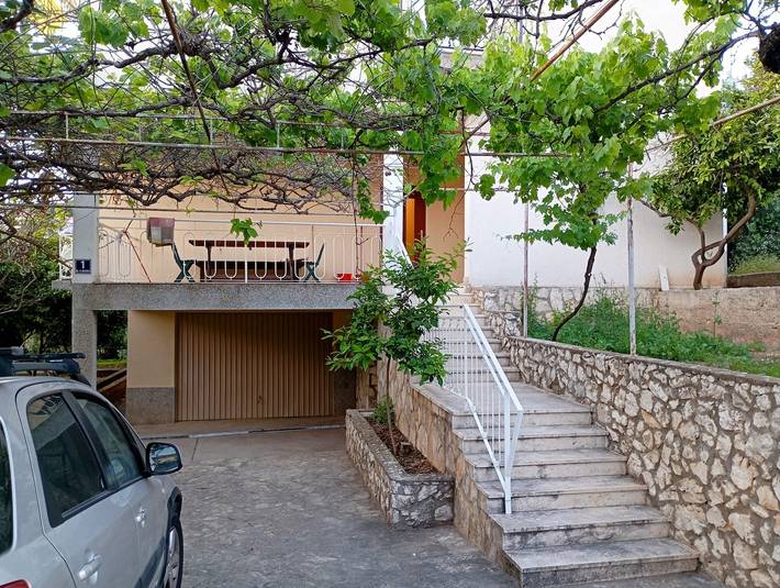 Ferienwohnung für 6 Personen, mit Garten und Meerblick sowie Balkon, kinderfreundlich