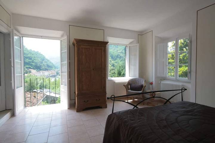 Villa con 6 camere doppie e 5 bagni. Vista sul fiume, piscina e raggiungere a piedi la città in Bagni di Lucca, Provincia di Lucca