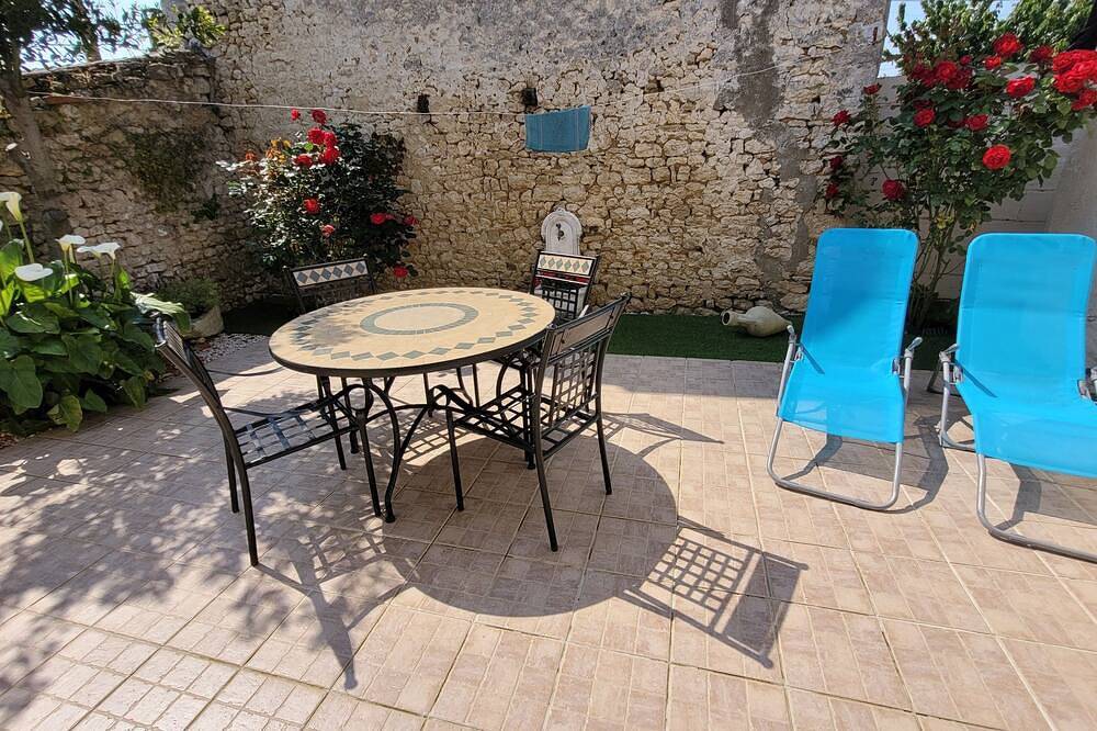 Quiet house with courtyard not overlooked in Marennes, Côte de Beauté