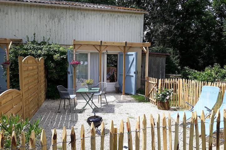 Gîte pour 2 personnes, avec piscine et jardin
