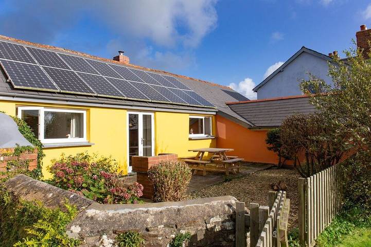 Cottage for 4 people, with terrace and sauna as well as hot tub, with pets in Hartland
