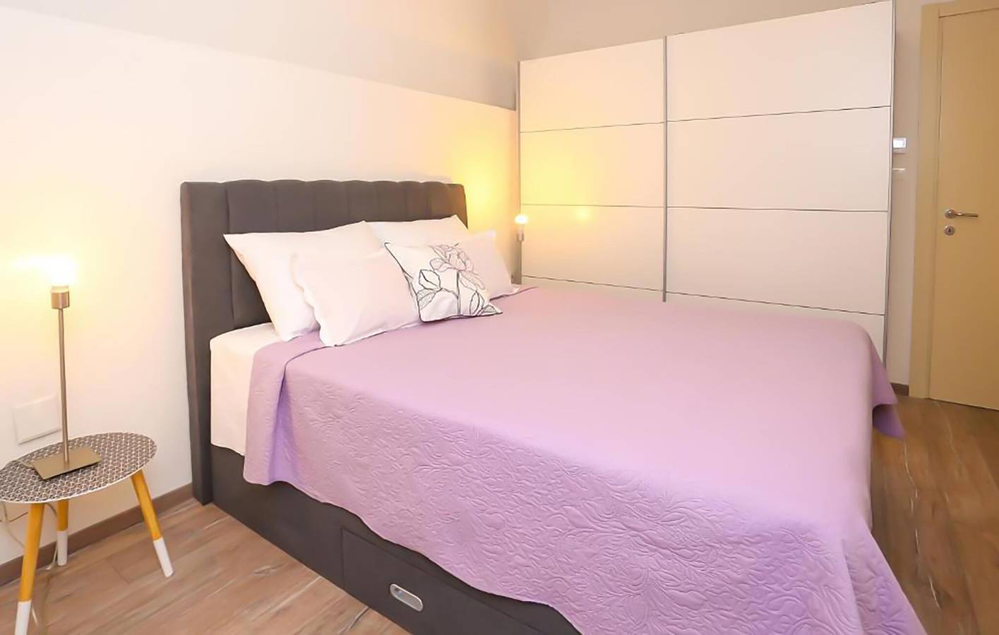 Ganze Ferienwohnung, Charmantes Apartment in der Nähe des Strandes Strobec mit WLAN und Terrasse in Stobrec, Split-Dalmatien