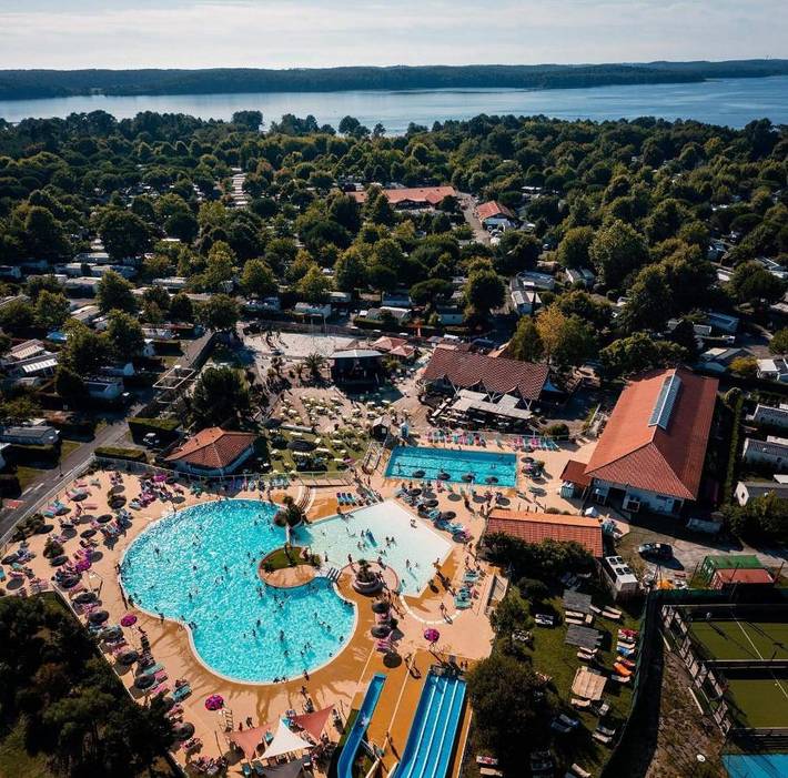 Parc de vacances pour 8 personnes, avec Jacuzzi et Terrasse ainsi que Jardin et Bassin pour enfant dans les Landes