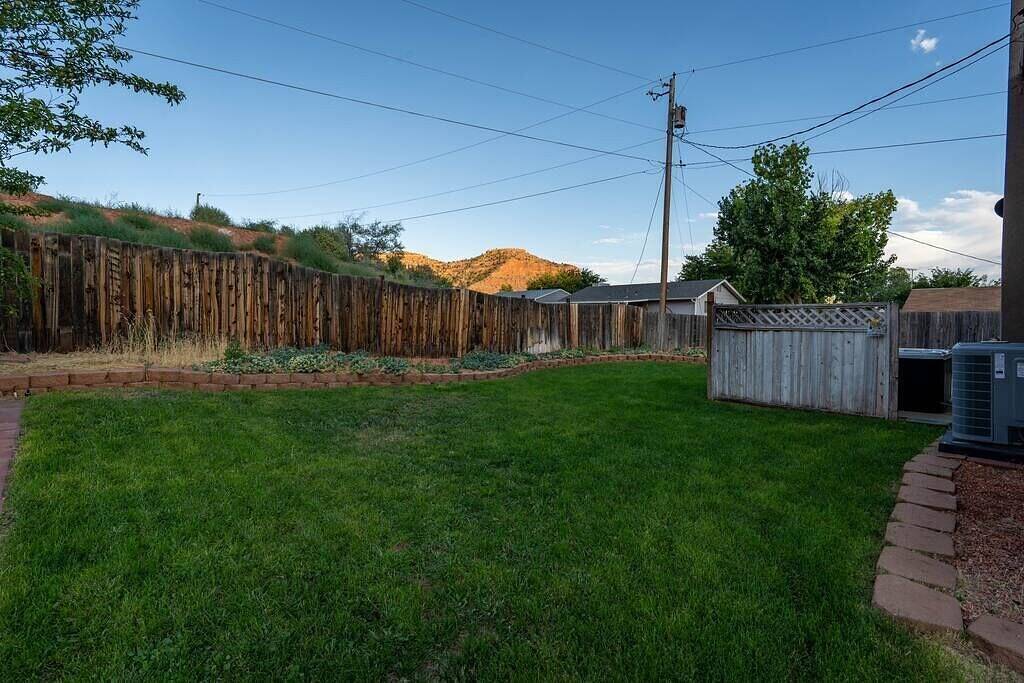 Family Home in Kanab w/ private Hot Tub, Near Zion in Kanab, Grand Staircase Escalante National Monument