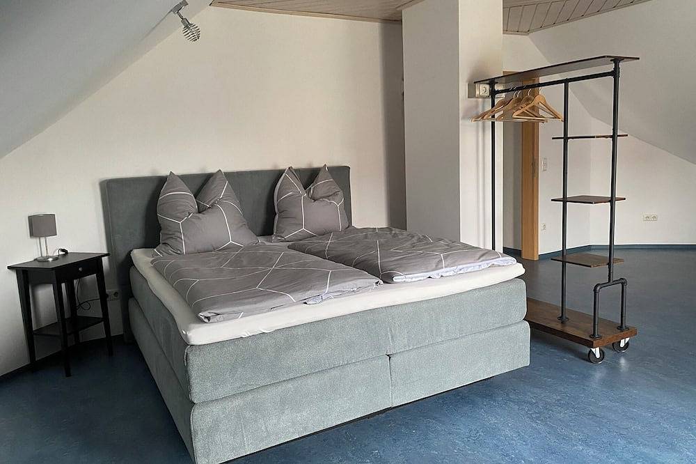 Ganze Wohnung, Ferienwohnung mit 95qm und sonnigem Balkon in Wolframs-Eschenbach, Romantische Straße