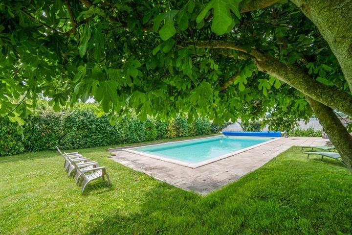 Location de vacances pour 8 personnes, avec jardin ainsi que vue et piscine à Crouzilles - 2