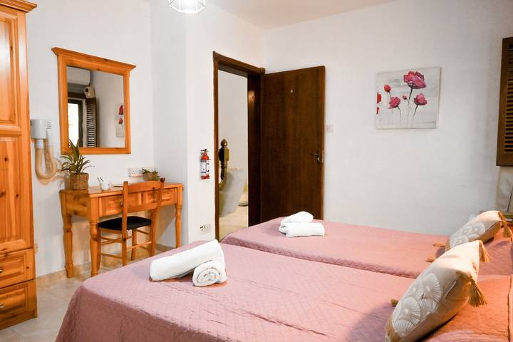 Sefranda Near St.Julian's Ensuite Room 2 in San Ġwann, Malta