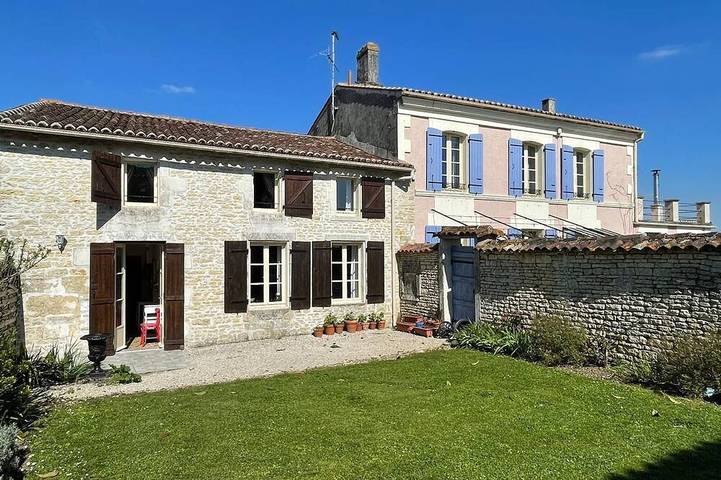 Location de vacances pour 6 personnes, avec balcon et piscine ainsi que jardin et jacuzzi à Nantillé