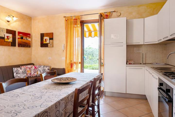 Appartamento intero, Appartamento Gigli con Giardino con piscina condivisa, Wi-Fi e aria condizionata in Lazise, Prealpi Gardesane