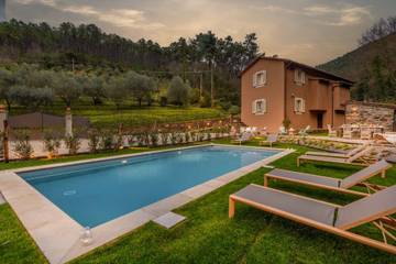 Villa for 8 Guests in Lucca, Italian Riviera, Picture 2