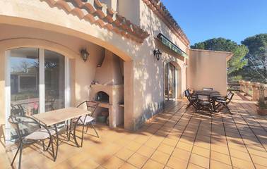 Location de vacances pour 6 personnes, avec terrasse ainsi que jardin et piscine, animaux acceptés à Cruzy