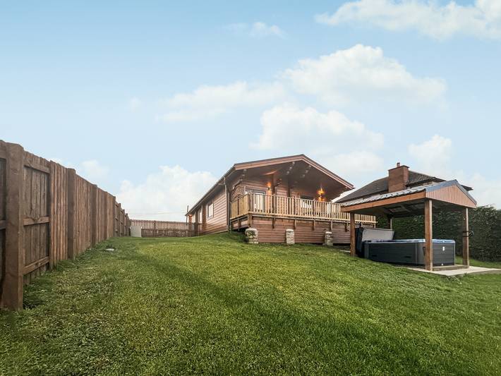 Log cabin for 6 people, with garden in Falkirk