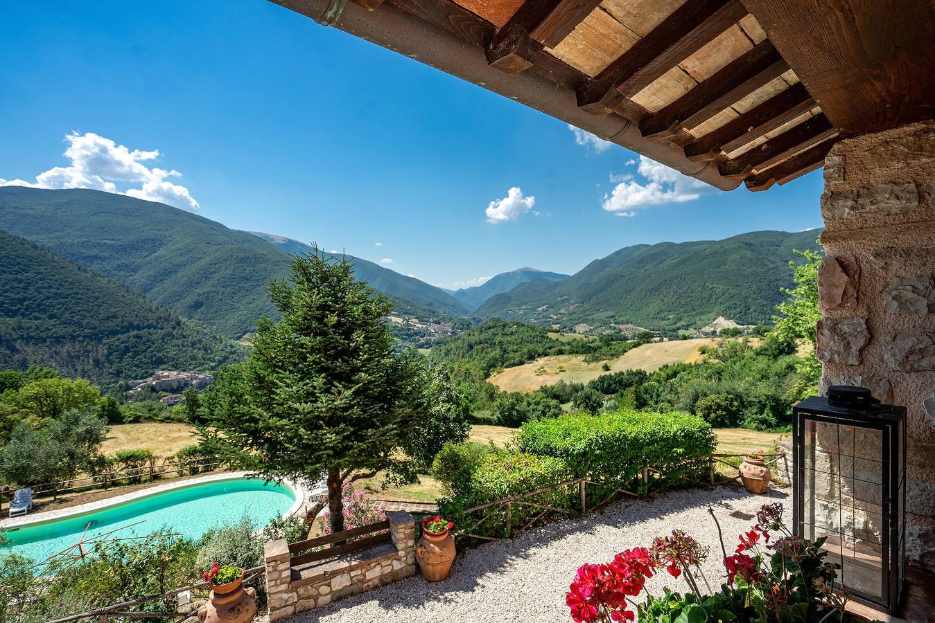Appartement 'Casale Rosso' avec piscine privée, terrasse privée et Wi-Fi in Sant'Anatolia di Narco, Valnerina