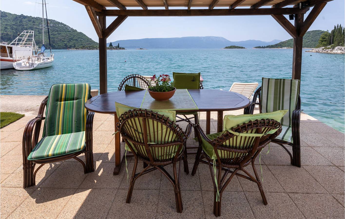 Ganze Ferienwohnung, Charmantes 1-Zimmer-Apartment mit Terrasse, WLAN, 100 m vom Strand entfernt in Blace, Dubrovnik-Neretva