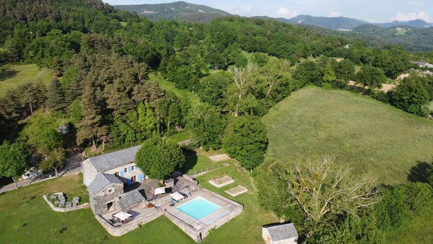 Location de vacances pour 2 personnes, avec terrasse et piscine, animaux acceptés à Saint-Étienne-Lardeyrol - 3