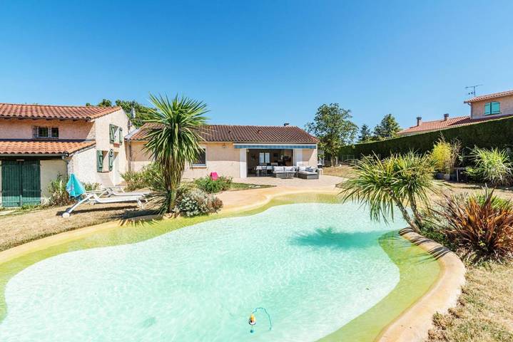 Location de vacances pour 9 personnes, avec piscine ainsi que terrasse et jardin à Sainte-Foy-d'Aigrefeuille