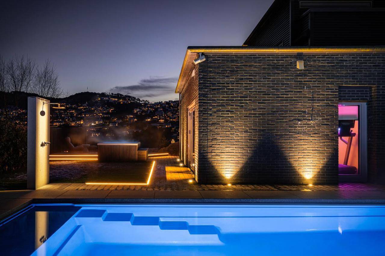 Luxury "Villa Bergen" Private Pool, Gym, Sauna, Hot Tub, 10 Minutes from City Centre in Bergen, Vestland