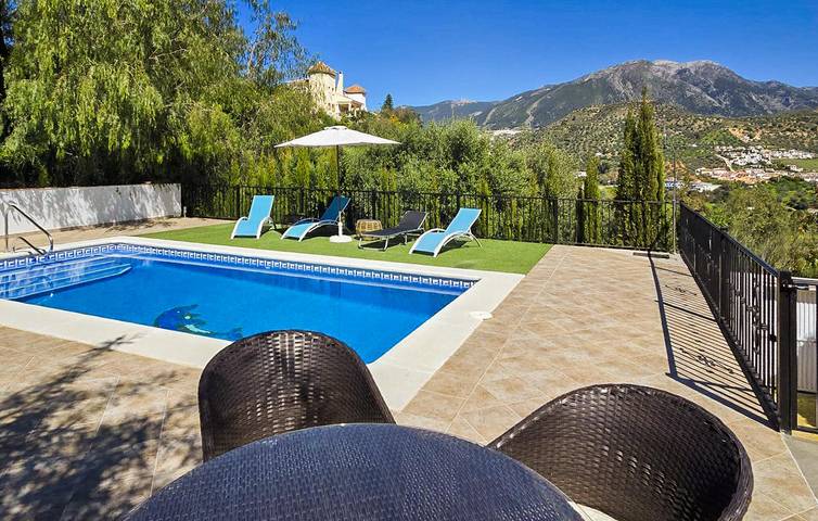 Amplio piso de 150 m² con piscina, wifi y aparcamiento cerca del río Salia in Viñuela, Cordillera Penibética
