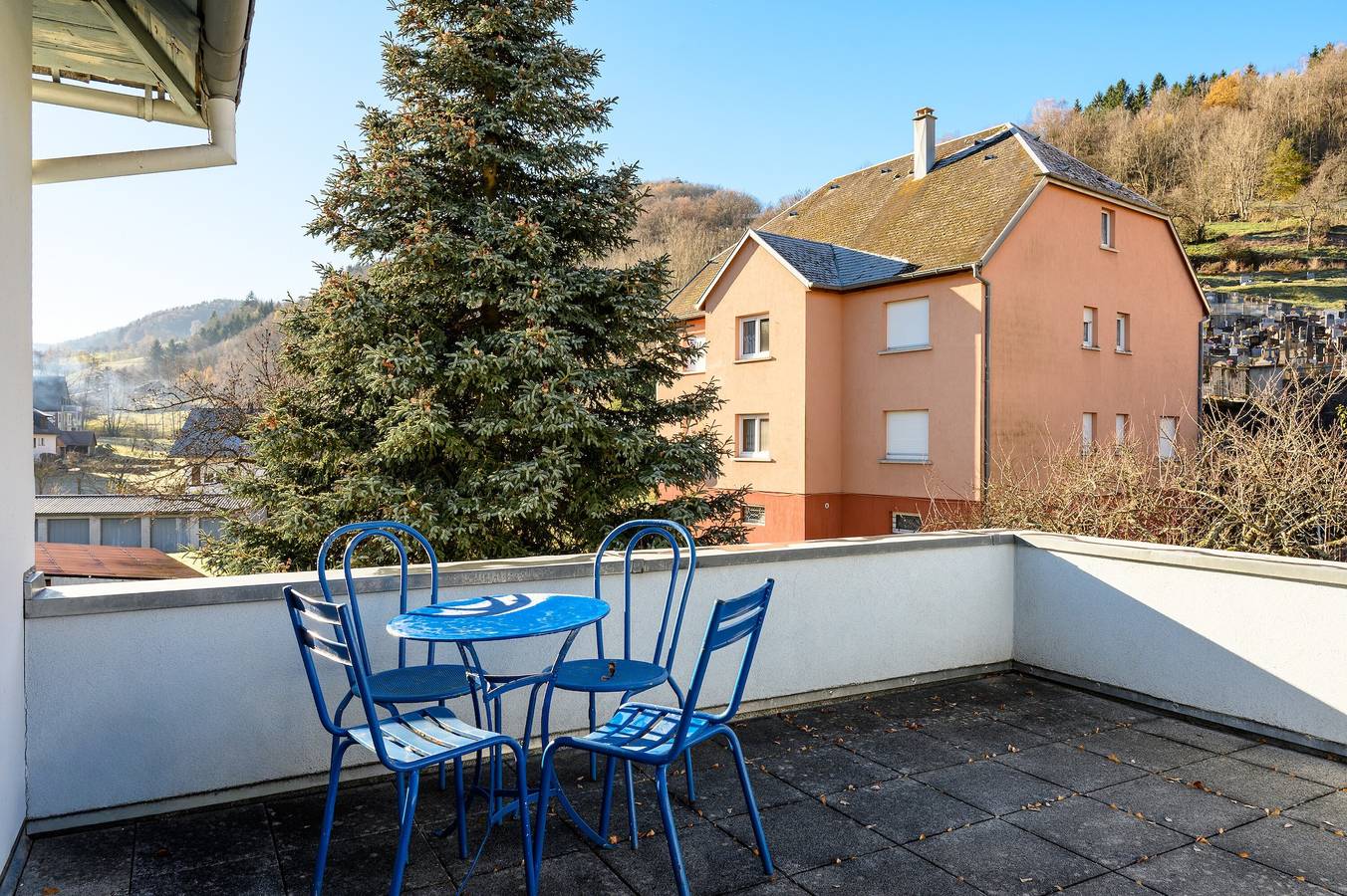 Ganze Wohnung, Apartment „Le Gîte À Mamie“ mit Bergblick, privater Terrasse und Wlan in Orbey, Regionaler Naturpark Belchen der Vogesen