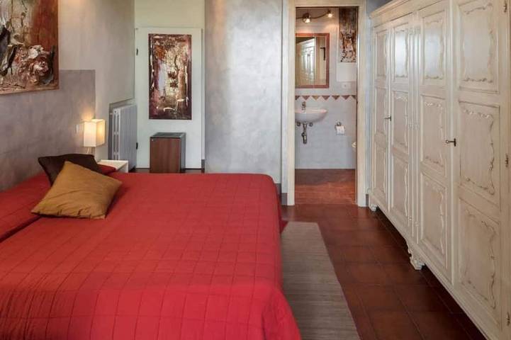 Geheel appartement, Tweepersoonskamer met een eigen ingang gemeenschappelijk zwembad en tuin in Castel San Gimignano, San Gimignano