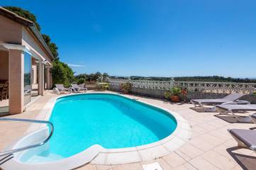 Gîte pour 10 personnes, avec terrasse ainsi que vue et piscine, animaux acceptés à Lédenon