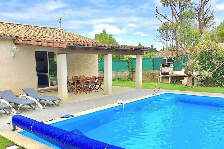 Location de vacances pour 8 personnes, avec piscine ainsi que jardin et terrasse à Carcassonne