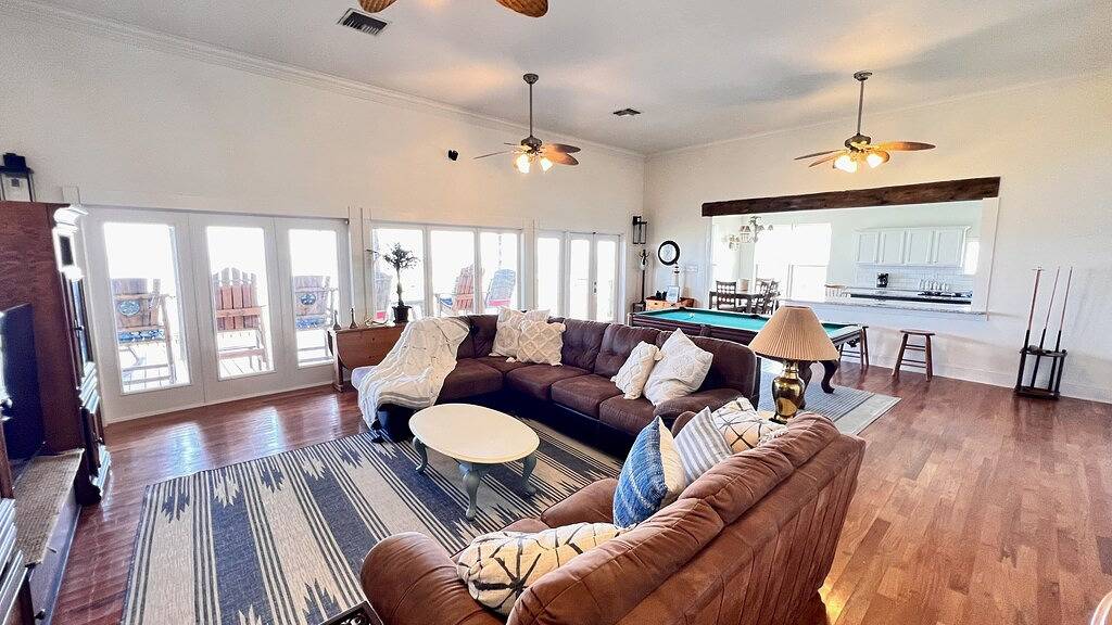 Schöne große Haus am Wasser in der Bucht mit beleuchteter Fishing Pier. in Grand Isle, Jefferson Parish