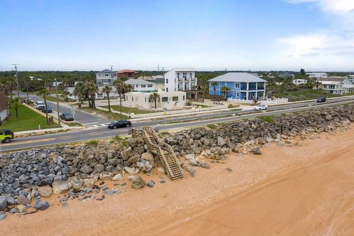 Vacation rental for 9 people, with yard and balcony, with pets in Flagler Beach