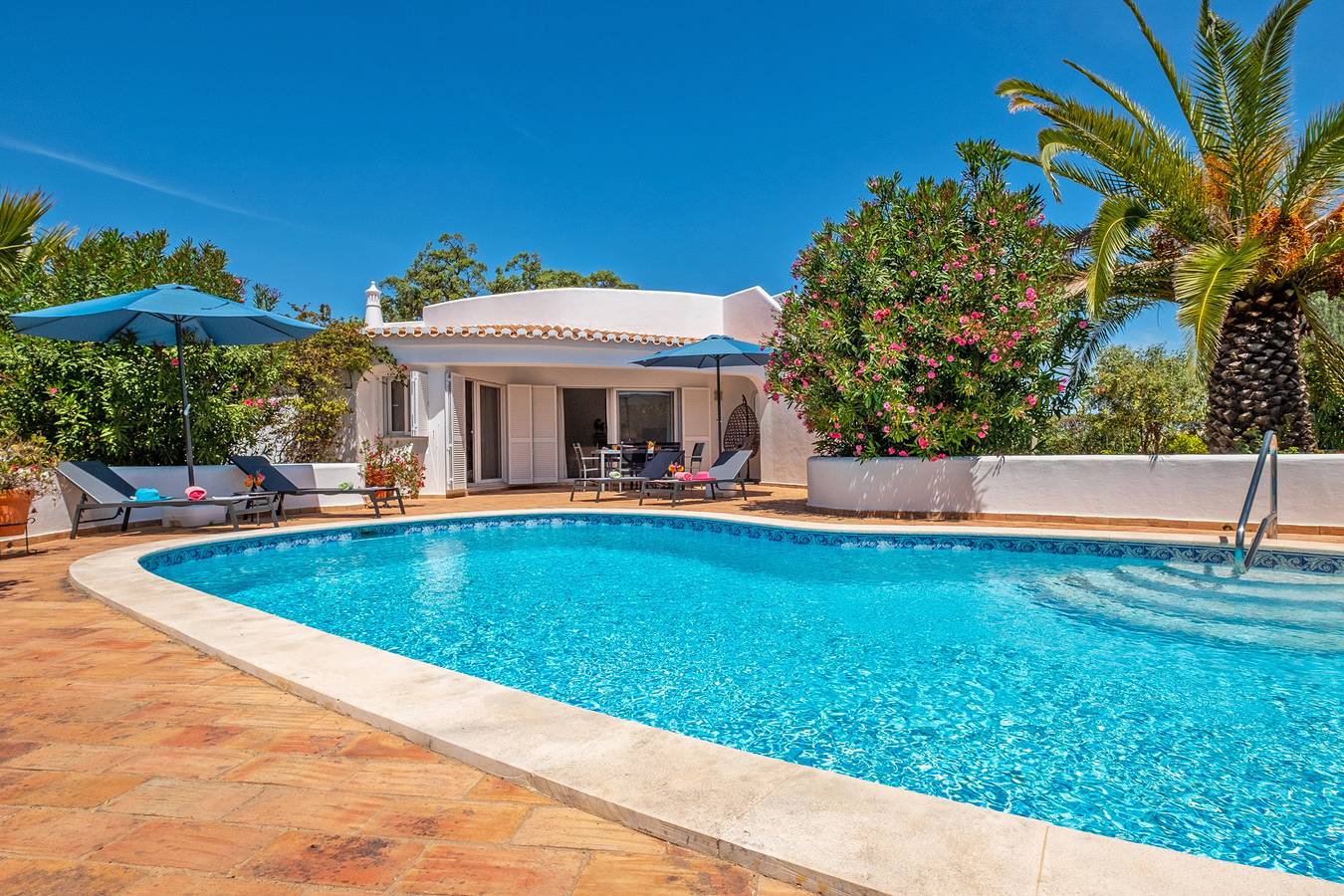 Villa Sunshine in Armação de Pera, Faro District