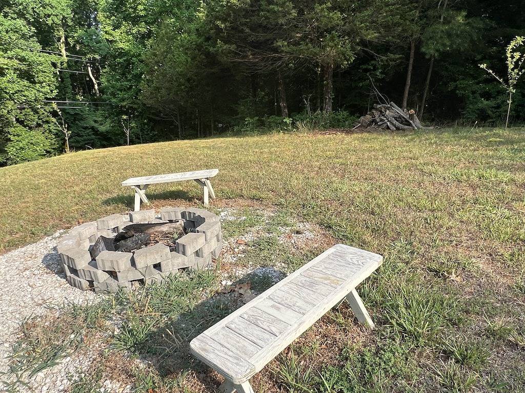 Uniquely styled octagon shaped home. Just 2 miles to the lake in Lake Cumberland