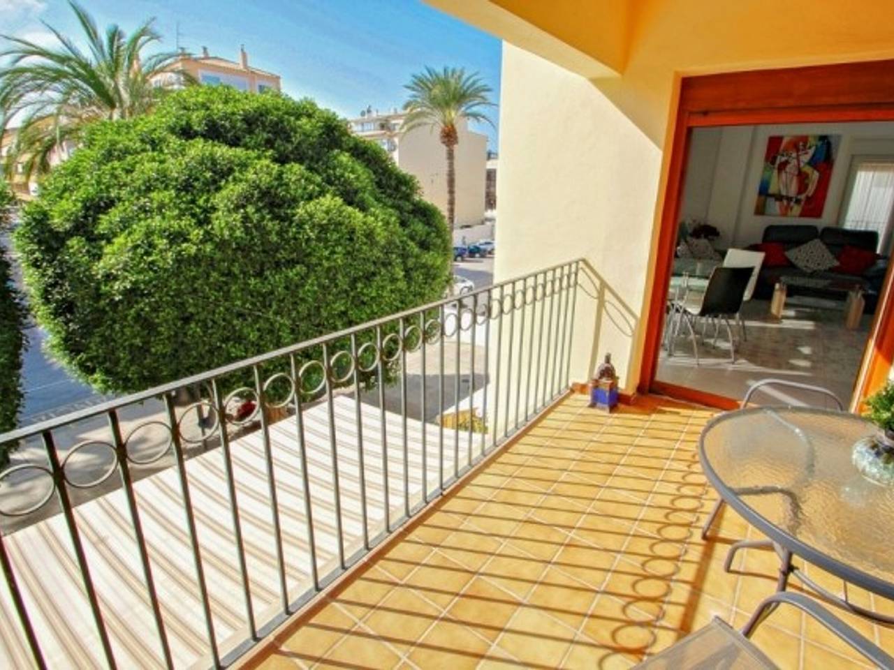 Apartamento entero, Apartamento en Moraira para 4 pers. con A/C, terraza y lavadora, cerca de la playa y comercios in Tabaira, Teulada