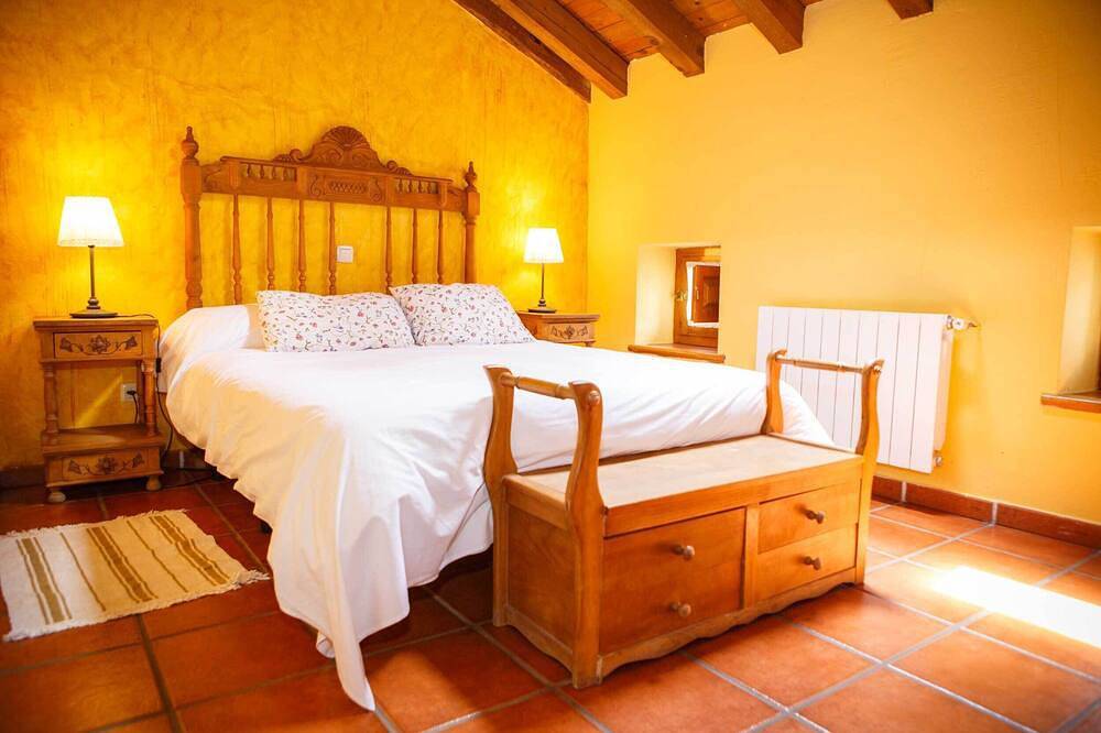 Cottage with wooden ceilings and beams Dormer bedroom and French Fireplace in the Salon in Horcajuelo de la Sierra, Madrid Province