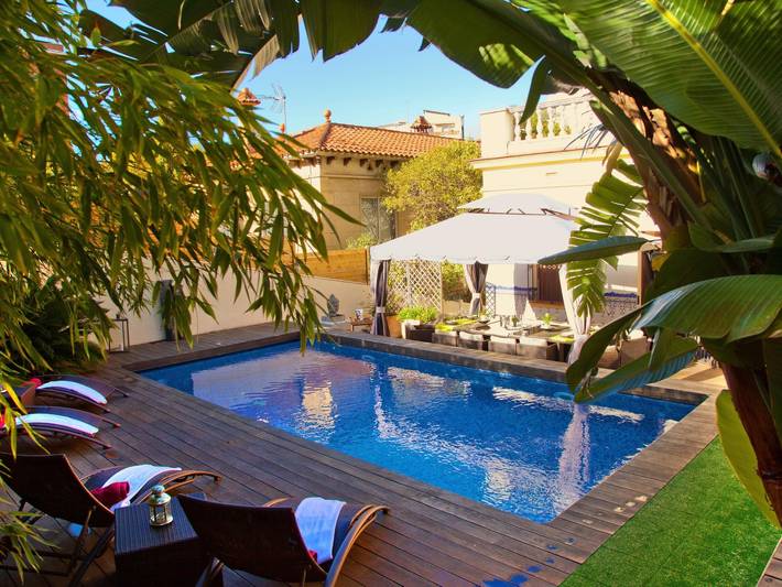Vakantiehuis voor 16 personen, with Balkon/Terras and Tuin as well as Zwembad in Barcelona