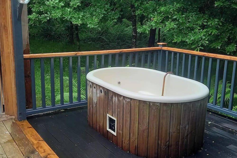 Sheperd's Hut, Sleeps 2 with Hot Tub and Garden in Glenagarriff, County Cork
