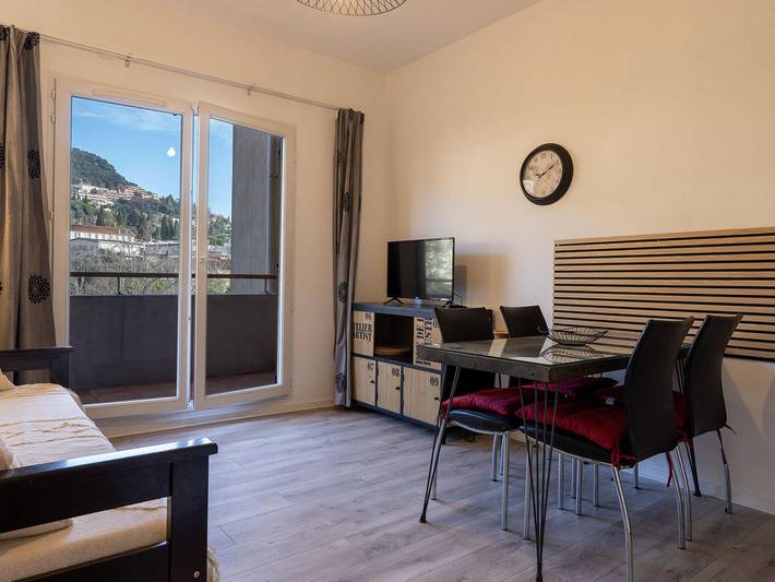 Ganze Wohnung, Reizende Ferienwohnung mit Pool und Balkon in der Nähe des Zentrums von Grasse in Grasse, Mittelmeerküste (Frankreich)
