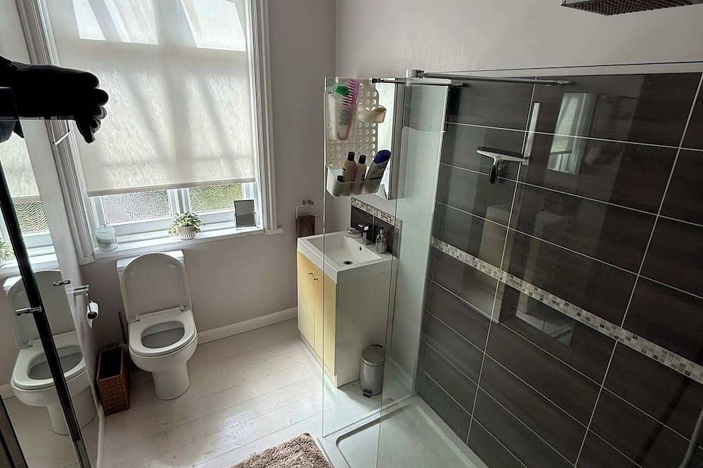 Entire apartment, Guildford Apartment with Free Parking & Garden in Guildford, Surrey