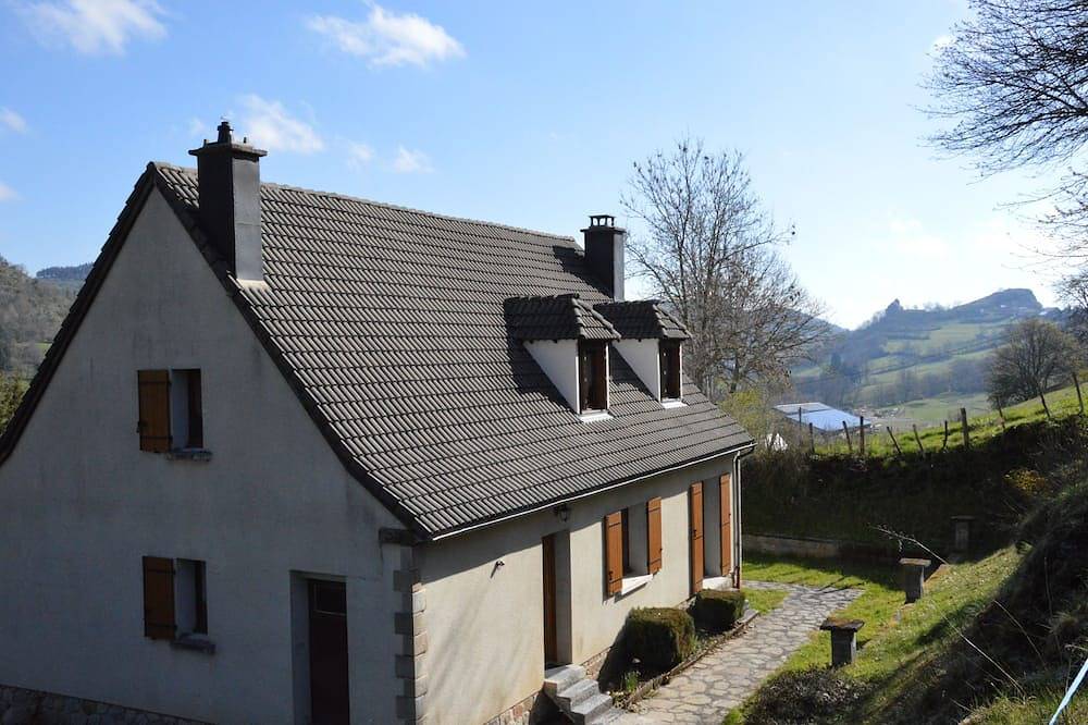 Country house in the mountains feet in Volcans d'Auvergne Regional Nature Park