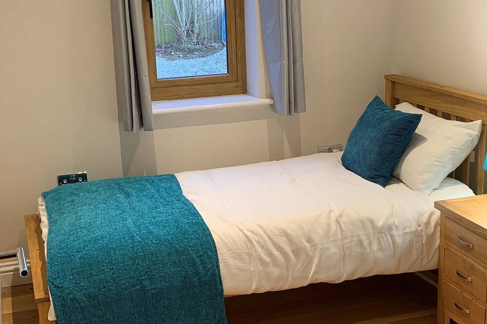 A modern luxury bungalow with an amazing hot tub located in a rural part of Kent in Greensands Ridge, East Sutton