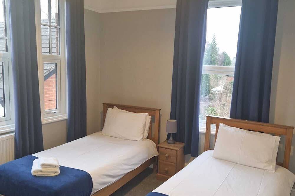 Hereford – Falcon House: Spacious 5-Bed with Games Room, Sleeps 14 in Hereford, Herefordshire