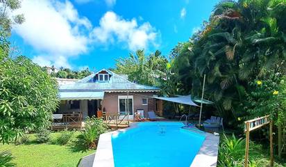 Cottage pour 5 personnes, avec jacuzzi ainsi que jardin et piscine, adapté aux familles à Le Lamentin