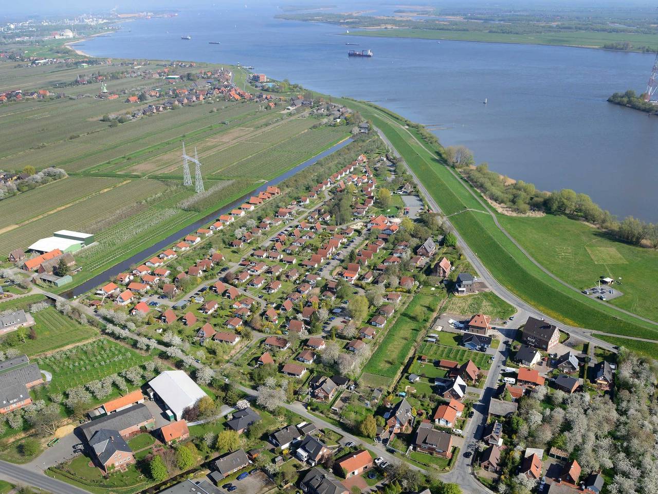 Ganze Ferienwohnung, Ferienhaus Scout 42 im Feriendorf Altes Land in Hollern-Twielenfleth, Altes Land Stade