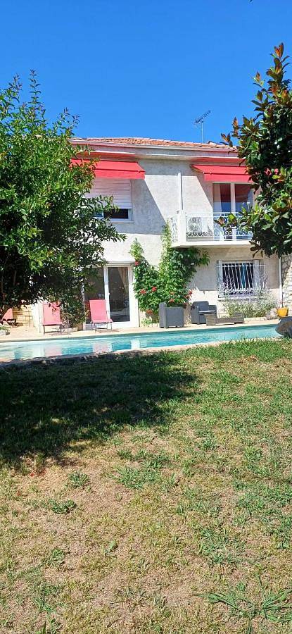 Maison d’hôte pour 8 personnes, avec Balcon et Terrasse ainsi que Piscine et Vue