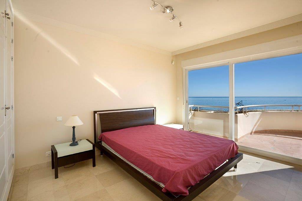Entire vacation apartment, Immaculate 3-Bed Penthouse- Stunning Views in Casares del Mar, Estepona